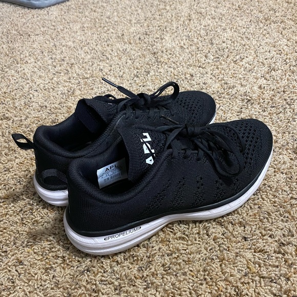 APL Shoes - Black/ White APL Techloom Pro size 8